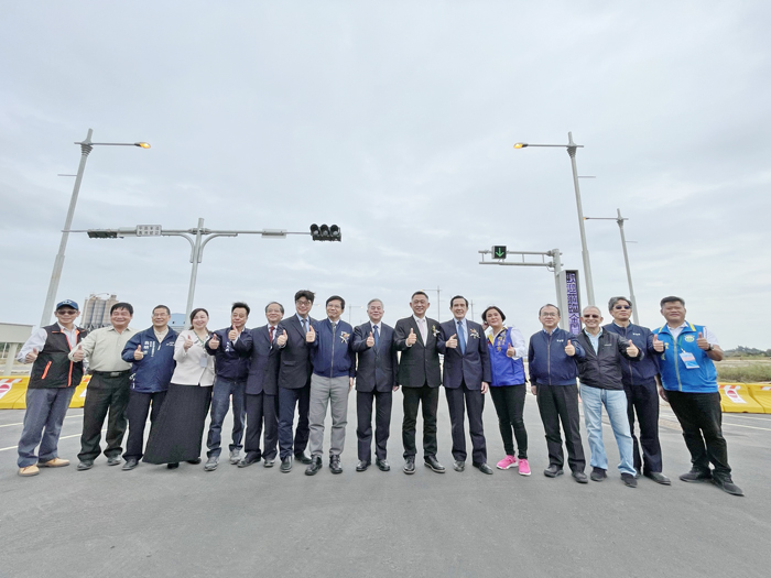 金門大橋通車典禮,與會貴賓搭車到烈嶼端合影。(陳冠霖攝)