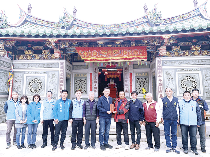 縣長楊鎮浯率縣府團隊前往新頭伍德宮上香敬祭並敬獻爐敬金。(林靈攝)