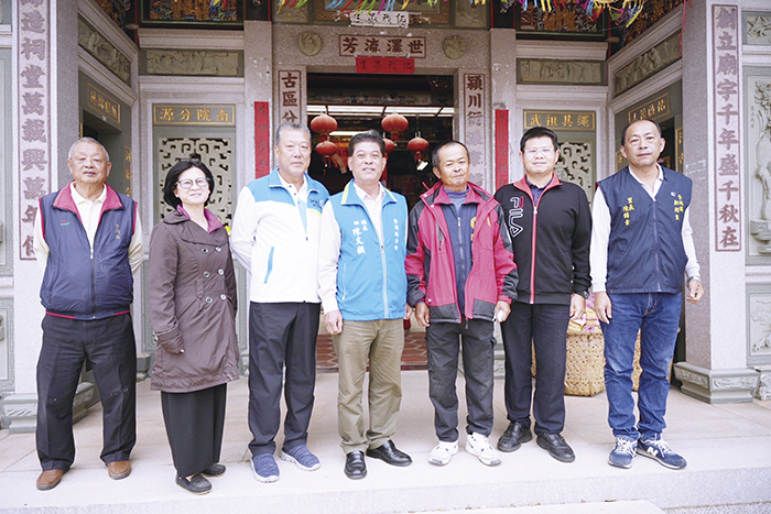 金湖鎮長陳文顧率公所團隊前往新頭伍德宮敬祭。(金湖鎮公所提供)