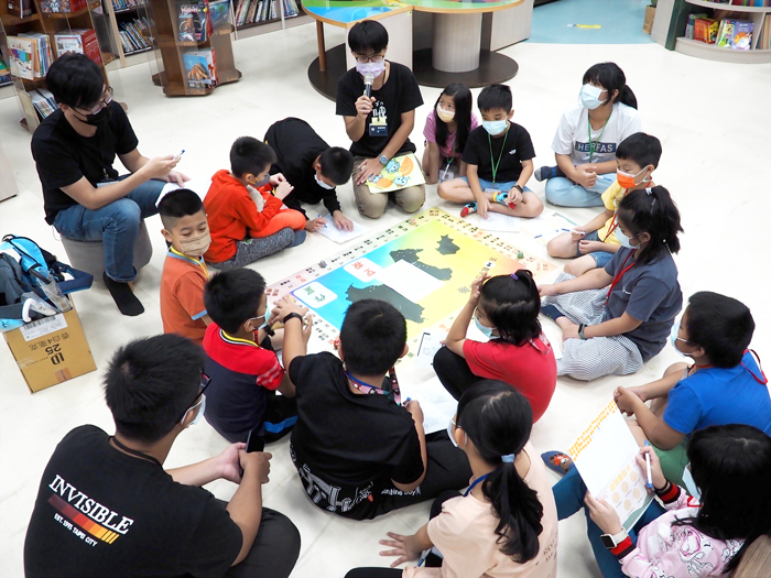 金大社工系日前在湖埔國小舉辦「修蛋幾咧！讓安全路上有你」營隊，帶領學童體驗該校獨創的「浯島求生大冒險」桌遊。（金門大學提供）