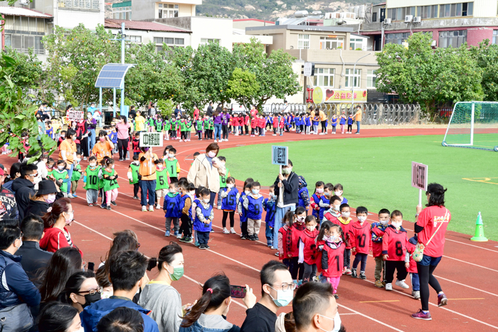 金湖國小附設幼兒園為歡慶金湖國小71週年校慶,舉辦「大手拉小手親子運動會」。(金湖國小提供)