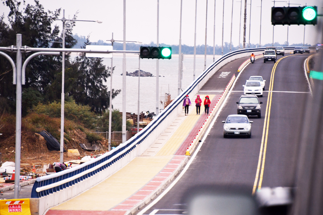 金門大橋橋上及出口湖埔路路況。（楊水詠攝）