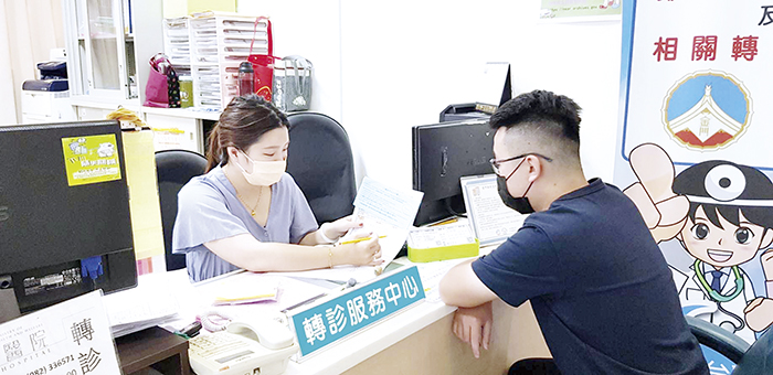 縣府推動補助方案及服務機制,讓鄉親轉診赴台就醫更便利。(衛生局提供)