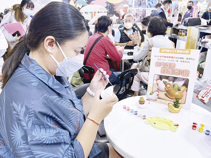 現場有免費的金門烈嶼風雞彩繪DIY體驗活動。（縣府觀光處提供）