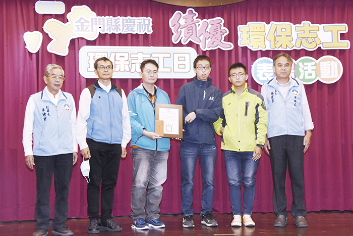 活動中由副縣長李增財頒獎給各得獎人員及團體。（莊煥寧攝）