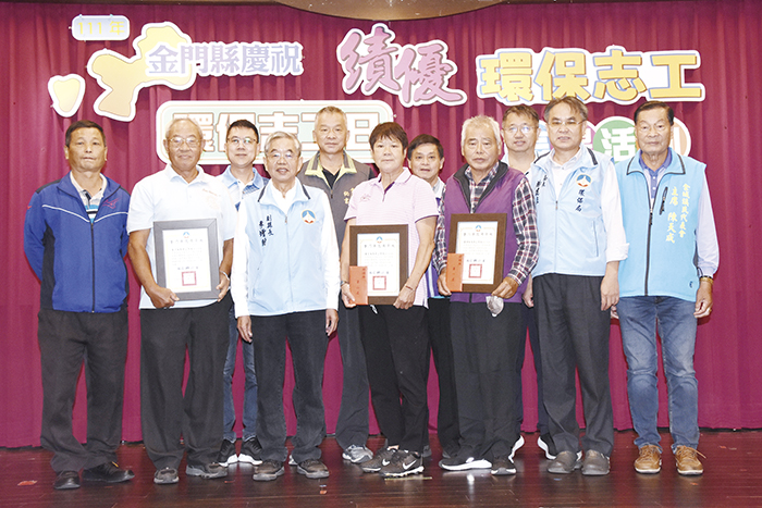 活動中由副縣長李增財頒獎給各得獎人員及團體。（莊煥寧攝）