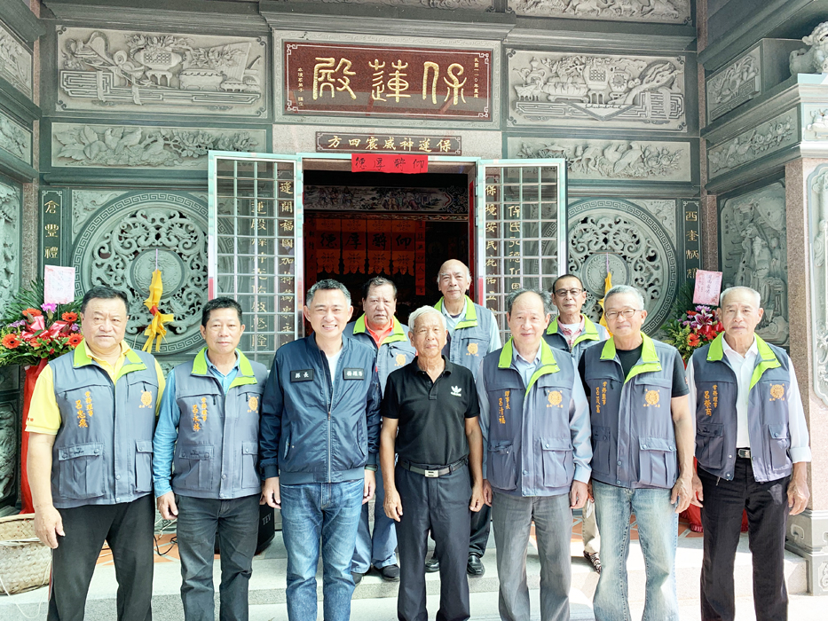 金湖鎮蓮庵里金府王爺聖誕千秋醮慶暨遶境巡安慶典自昨(10)日起展開一連兩天的平安福醮慶典活動,縣長楊鎮浯昨日率縣府團隊前往上香祝禱並敬獻爐敬金。(林靈攝)