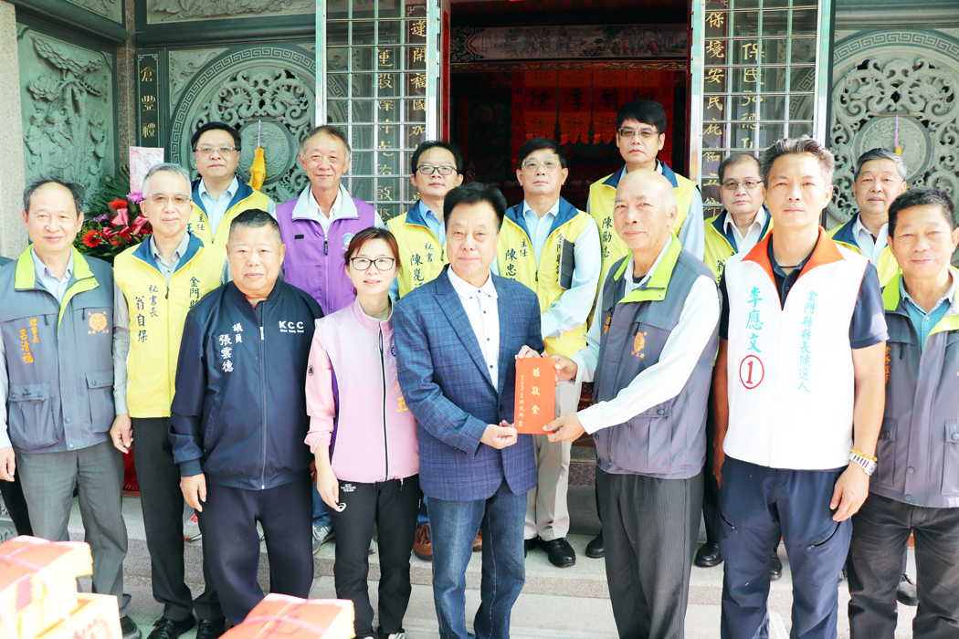 金門縣議長洪允典昨率議會團隊至西村保蓮殿參拜祈福。(議會提供)