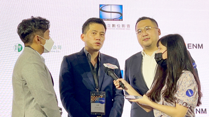縣府觀光處長丁健剛(右二)與CJ集團接受媒體聯訪,雙方將透過影視製播合作,開啟金門影視觀光國際化的領域。(縣府提供)