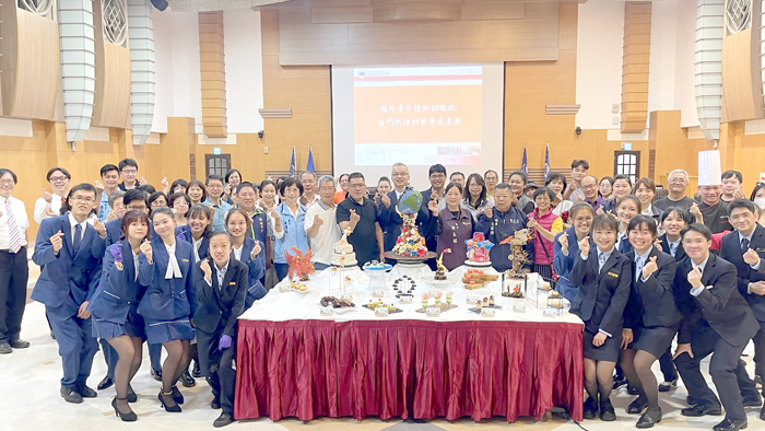 銘傳大學金門烘焙科40期(海青班)昨日辦理「烘焙教學成果展」,現場貴賓雲集。在6位成員介紹下,認識欣賞及品嚐今年各項個人作品,對於學子之創作給予肯定,最後也一同合影留念。(陳麗妤攝)