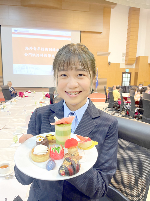 銘傳大學金門烘焙科40期(海青班)昨日辦理「烘焙教學成果展」,現場貴賓雲集。在6位成員介紹下,認識欣賞及品嚐今年各項個人作品,對於學子之創作給予肯定,最後也一同合影留念。(陳麗妤攝)