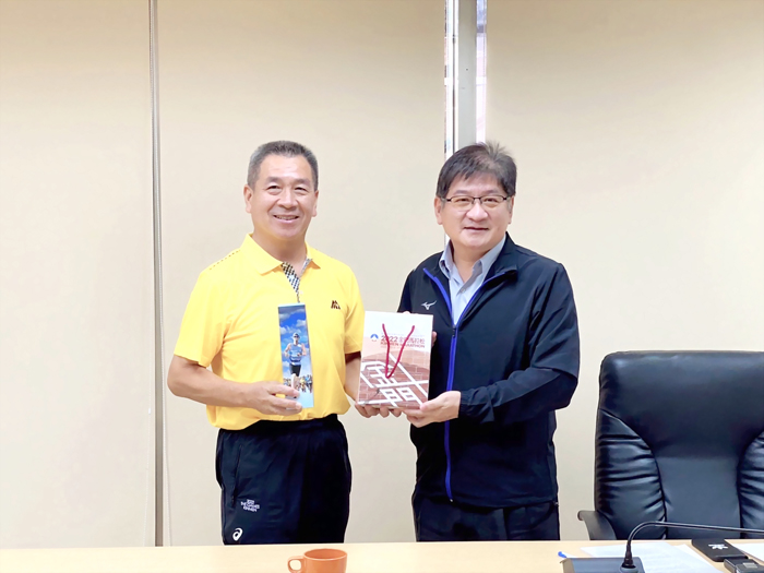 金門縣政府秘書長陳祥麟率隊拜會體育署爭取補助經費,並致贈體育署副署長洪志昌金門馬拉松紀念酒。(縣府提供)