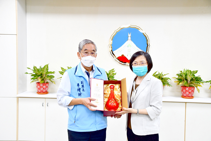 行政院訴願會昨至金門縣政府訪察訴願業務執行概況。圖為金門縣訴願會主委李增財贈和平紀念酒予行政院訴願會主委沈淑妃。
(楊水詠攝)