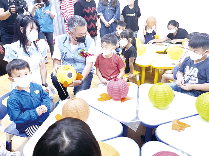 縣長與孩子一同體驗手作活動。（高凡淳攝）