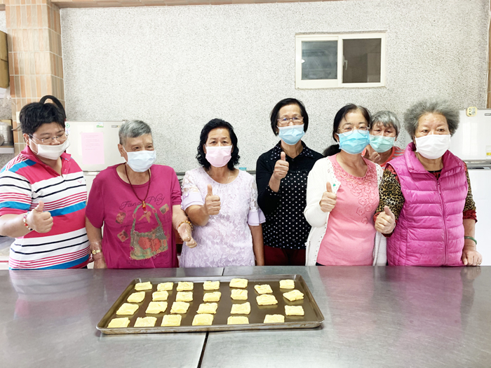 下莊社區發展協會舉辦生活手作課程「酥皮烤年糕」，讓長輩適度運用手腦協調能力及手部控制度。（林靈攝）