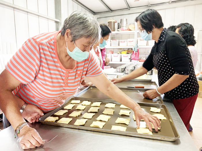 下莊社區發展協會舉辦生活手作課程「酥皮烤年糕」，讓長輩適度運用手腦協調能力及手部控制度。（林靈攝）