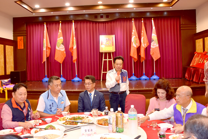 金門縣龍岡親義會辦理秋季聯合祭祖暨贈匾活動，縣長楊鎮浯、議長洪允典等貴賓到場祝賀，肯定張延壽對地區的付出與貢獻，也與到場的貴賓合照。（莊煥寧攝）