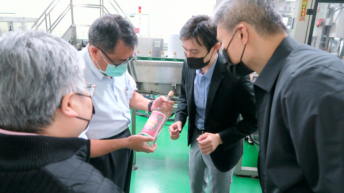 美商好市多到金酒公司訪廠。
（金門酒廠提供）