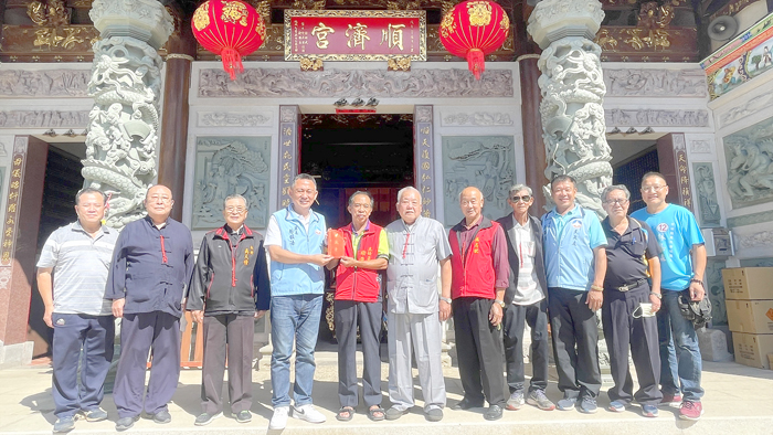 料羅順濟宮為慶祝李府千歲、三漁王公聖誕，縣長楊鎮浯率隊前往參拜並獻爐敬金祝賀。（陳麗妤攝）