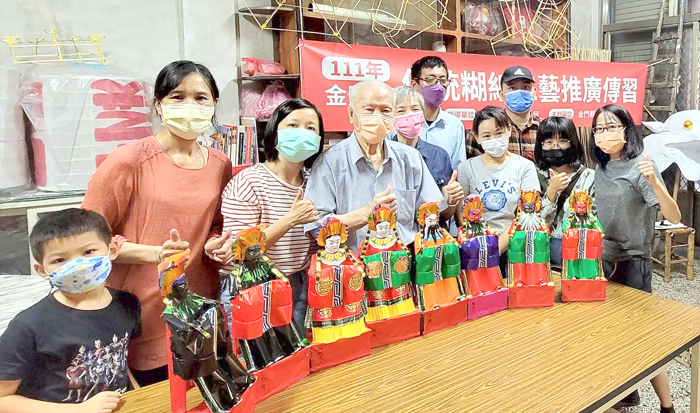 「111年金門縣傳統糊紙工藝推廣傳習計畫」，今日在文化局演藝廳大廳辦理完成作品小型展示。
（金門縣文化局提供）