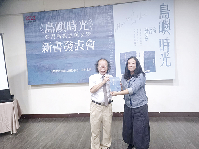 張景森（左）贈書金馬作家，由張姿慧（右）代表接受。（行政院金馬聯合服務中心提供）