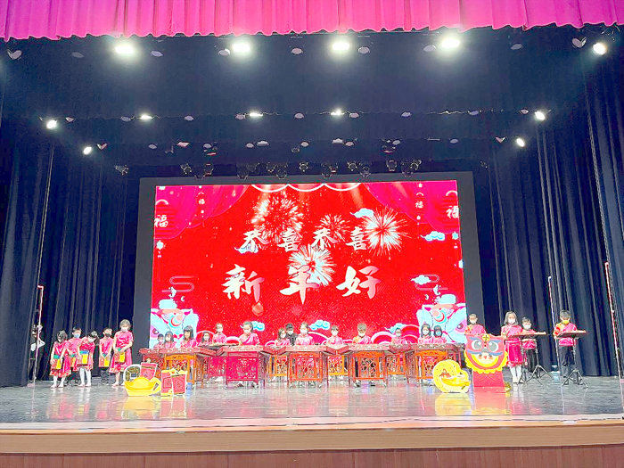 《飛揚起舞》浯洲揚琴樂團與金門棠風舞蹈團日前在金門縣文化局演藝廳聯合演出。（李增汪攝）