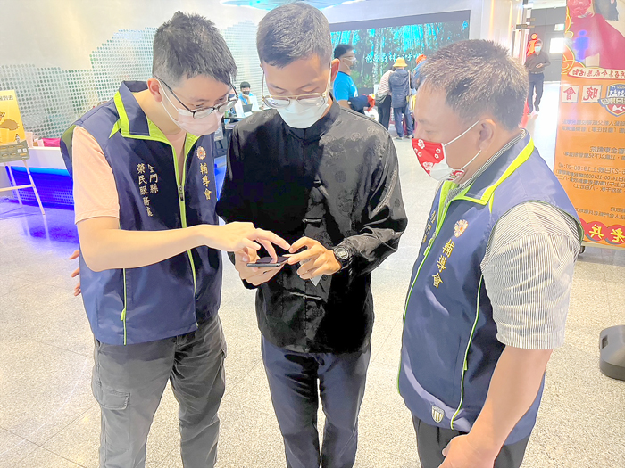 榮服處陸續在尚義機場、金門醫院等地積極宣傳數位榮福卡，讓榮民眷了解該項政策帶來的便利性。（榮服處提供）