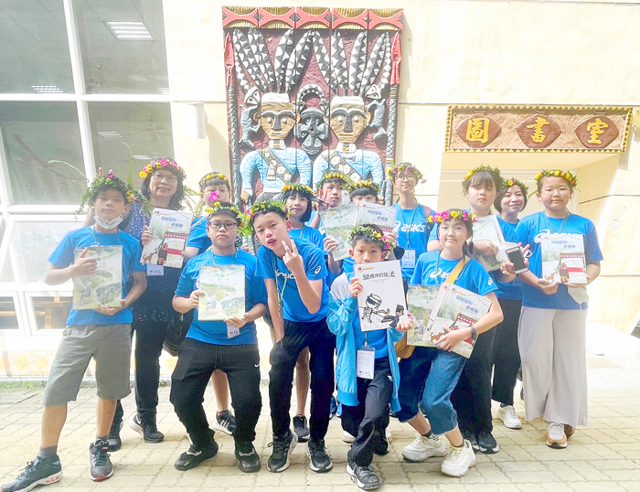 金門縣正義國小日前前往屏東與屏東縣春日國小交流進行校際活動,讓學生透過該活動體驗並尊重多元文化,進而擴大視野、增廣見聞。(正義國小提供)