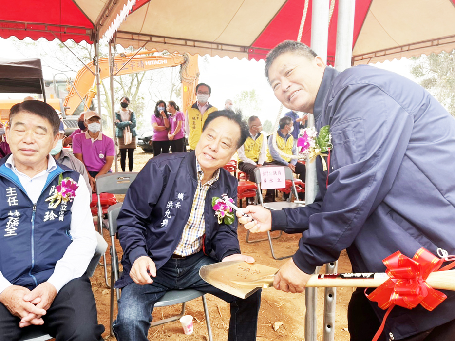 議長洪允典開心地在鏟子上簽名紀念。(高凡淳攝)