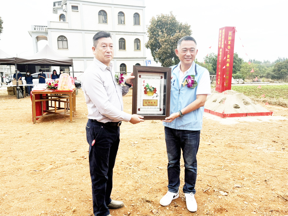 西浦頭社區發展協會理事長莊勝騏致贈感謝牌給縣長楊鎮浯。(高凡淳攝)