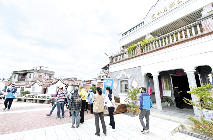 針對「小三通」復航的期待，金門縣長楊鎮浯競選總部與中國國民黨金門縣黨部辦理簽名連署，並將8千餘份連署書，交由陳玉珍立委服務處代轉給中央，表達金門地方的聲音，期待「小三通」復航。
（楊鎮浯競選總部提供）