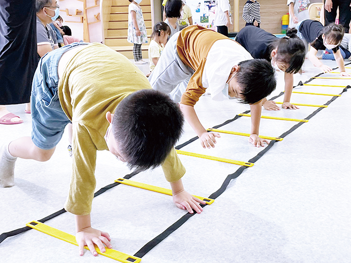 述美國小幼兒園辦理親子律動研習營，邀請專業講師帶領幼兒及家長認識律動技巧。
（述美國小提供）