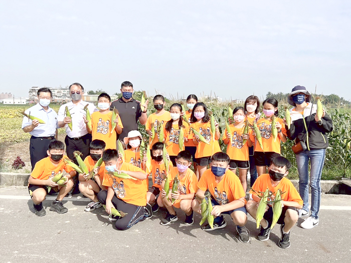 金湖鎮多年國小赴台前往高雄市翁園國小，進行111學年度國中小教學與多元學習計畫「跨域赴台交流體驗與走讀」，以獨輪車運動搭起共同學習的橋梁。（多年國小提供）