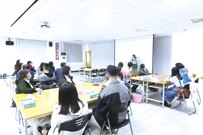 縣警局與少年輔導委員會共同辦理「111年少年輔導暨反毒知能研習」,特別邀請專家分享經驗,為參與人員充電。(莊煥寧攝)