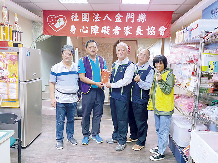 台電塔山發電廠每年辦理關懷社會公益活動，日昨拜訪金門縣身心障礙者家長協會。（台電塔山發電廠提供）