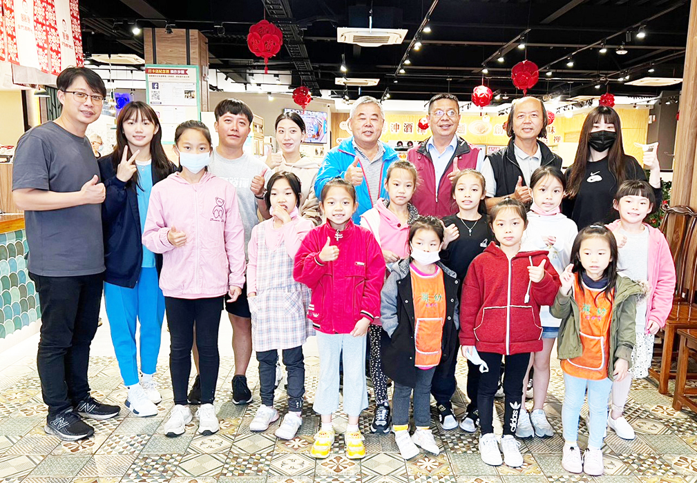 本縣金湖國小女子體操隊於10月全國競技體操錦標賽及11月全國彈翻床體操錦標賽中表現傑出,大放異彩,圓頭農牧食品有限公司董事長薛承琛特別安排體操選手、教練免費品嚐金門道地的溫體牛肉麵。
(金湖國小提供)