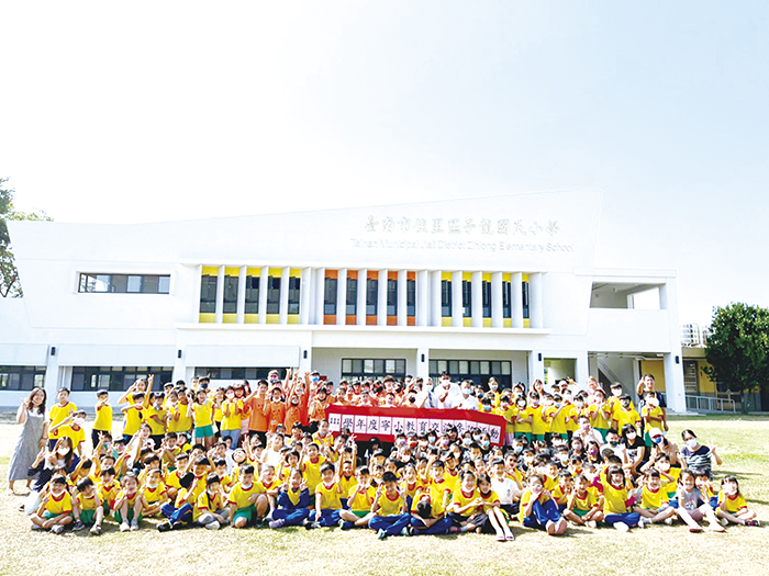 寧中小與子龍國小全校師生大合照。（金寧中小學提供）