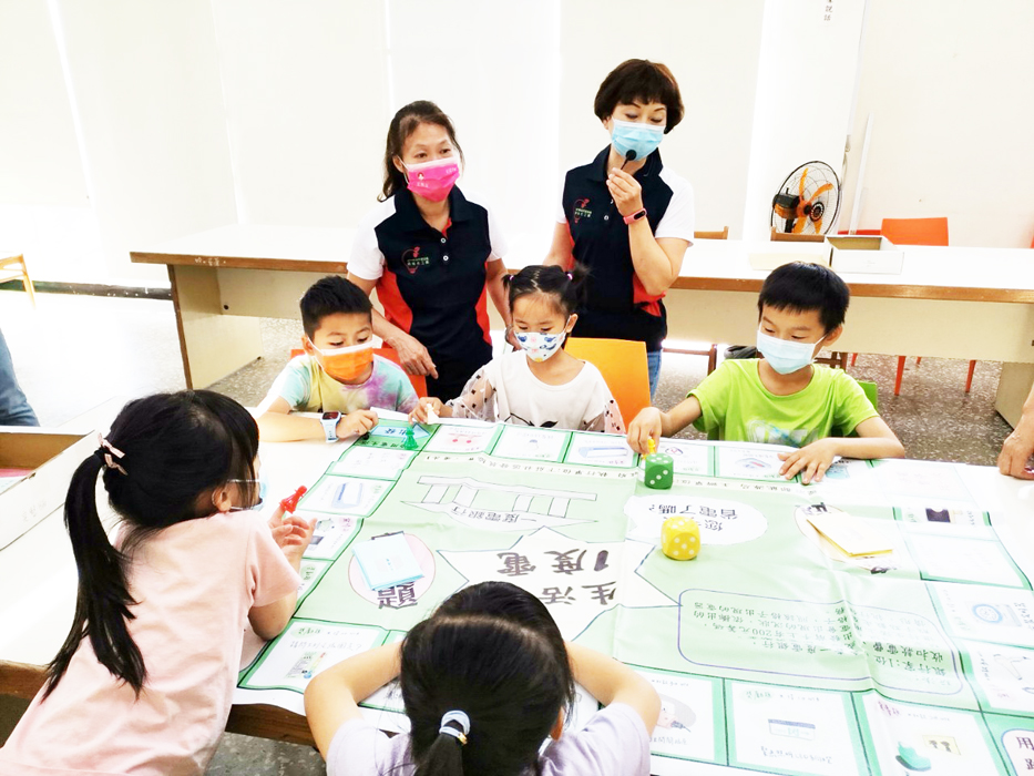 金沙鎮圖書館辦理「立體果凍花與節電桌遊」邀請新住民鄭氏僑螢帶領親子認識並動手製作立體果凍花；另由舒晴老師帶領節電桌遊，分享節電訣竅與分組進行遊戲。（金沙圖書館提供）