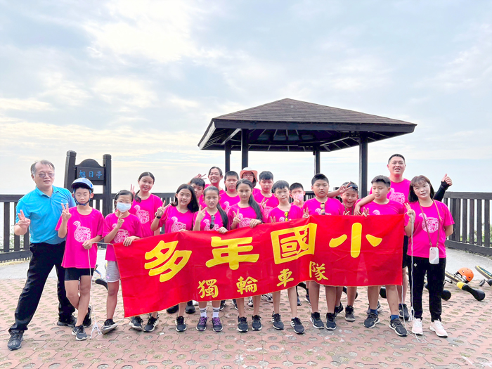 多年國小六年級學生以跨域活化多元課程學習，展開為期兩天一夜的「離島跳島─小琉球之獨輪車騎乘挑戰」。（多年國小提供）
