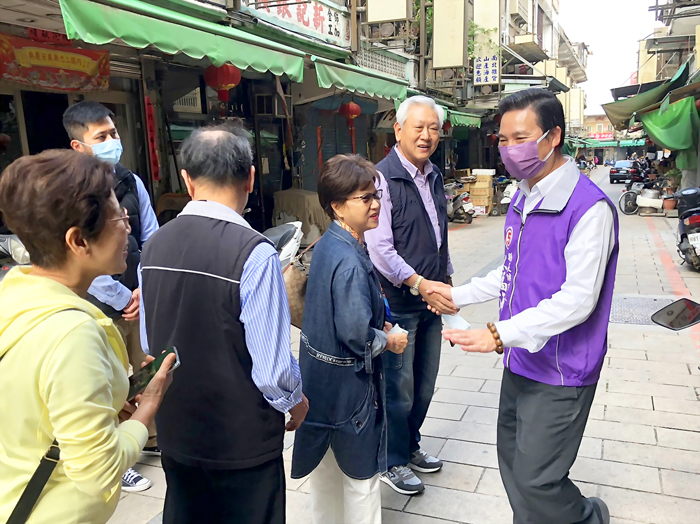 第八屆金門縣長當選人陳福海昨日一早展開全島謝票行程，感謝鄉親的支持。（陳福海競選服務處提供）