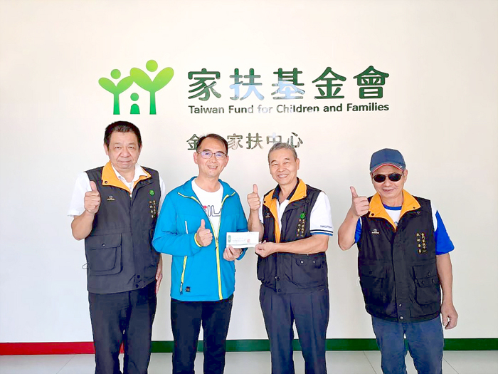金門家扶中心終身志工李有忠捐助善款,成為家扶中心永久之友。(李增汪攝)