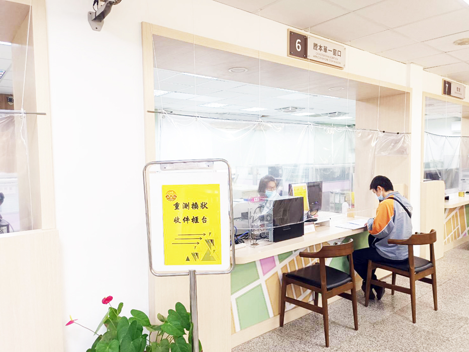 收到通知單之民眾,可於上班時間至地政局櫃台辦理書狀換發事宜。(地政局提供)