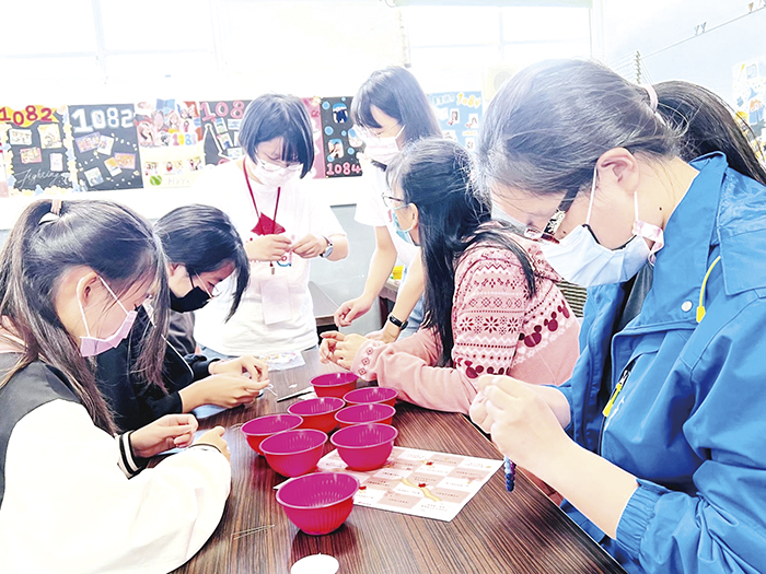 非營利組織—小紅帽WITH RED到金沙國中分享傳遞正確的生理知識、自我照護觀念等，並倡議性別平權觀念。（金沙國中提供）