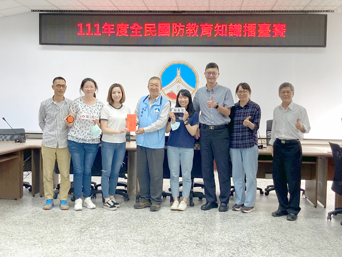 全民國防教育知識擂台賽，由參議張瑞心頒發獎金鼓勵優勝隊伍。（人事處提供）