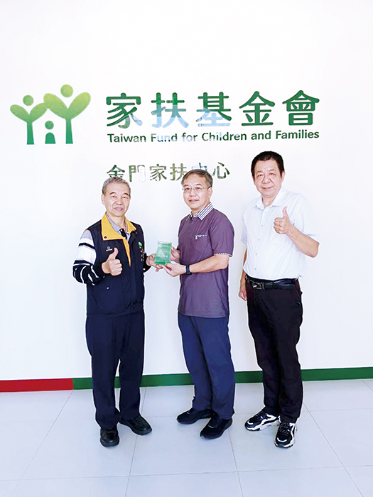金門家扶中心自立楷模曾有慶（圖中）昨日接受表揚，由金門家扶中心扶幼委員會主委楊肅謙頒發家扶自立楷模獎牌。（李增汪攝）