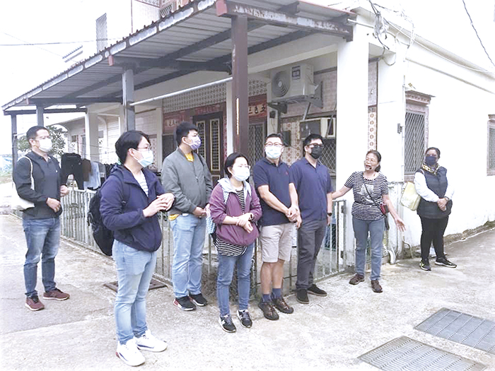 何厝社區致力番薯社區特色產業發展，並推出何厝社區小旅行，圖為昨日社區小旅行活動情形。（何厝社區發展協會提供）