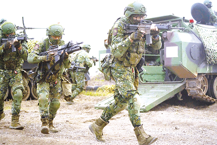 金門防衛指揮部於昨（30）日執行「太武操演」，展現部隊平時勤訓精練成果。（金防部提供）