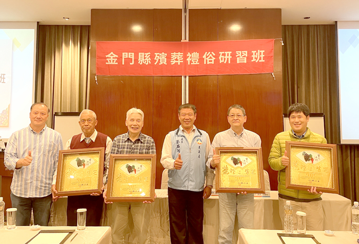 民政處分別頒發結業證書及感謝狀予參與學員及授課講師。(民政處提供)
