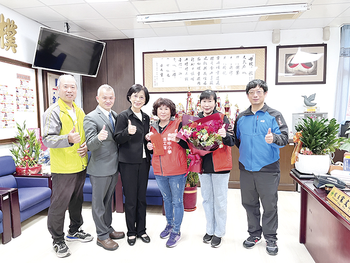 金寧中小學導護志工周惠琴得績優獎,金門縣政府教育處長黃雅芬昨代表縣長到金寧中小學接見獲金安獎績優導護志工周惠琴,致贈程儀壯行與祝賀。(楊水詠攝)