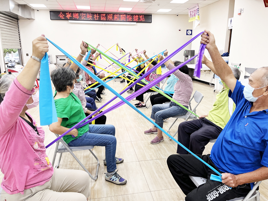 健康動動班,課程包含多種活動內容,讓參與長者活絡筋骨,增強體力。(金寧鄉公所提供)